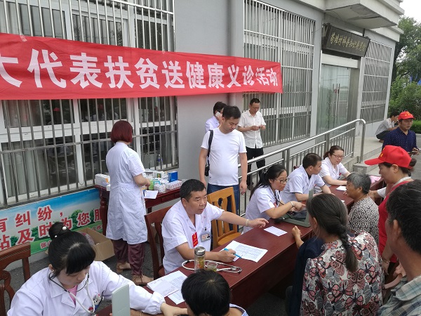 义诊现场.jpg 义诊现场.jpg